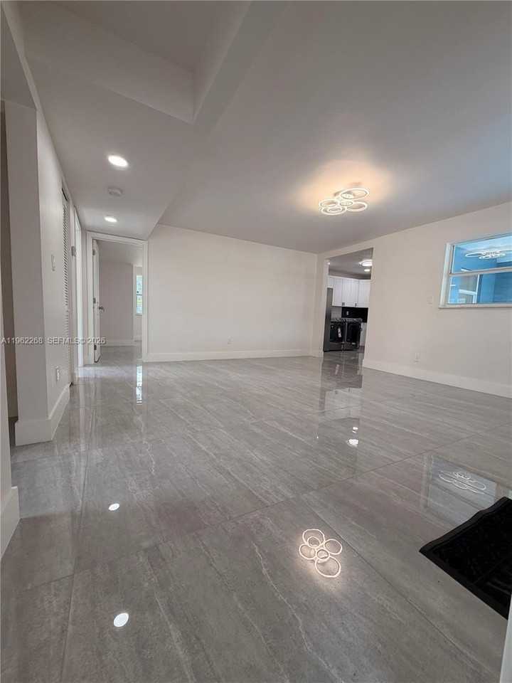 809 Nw 12th Ave - Photo 3 of 10