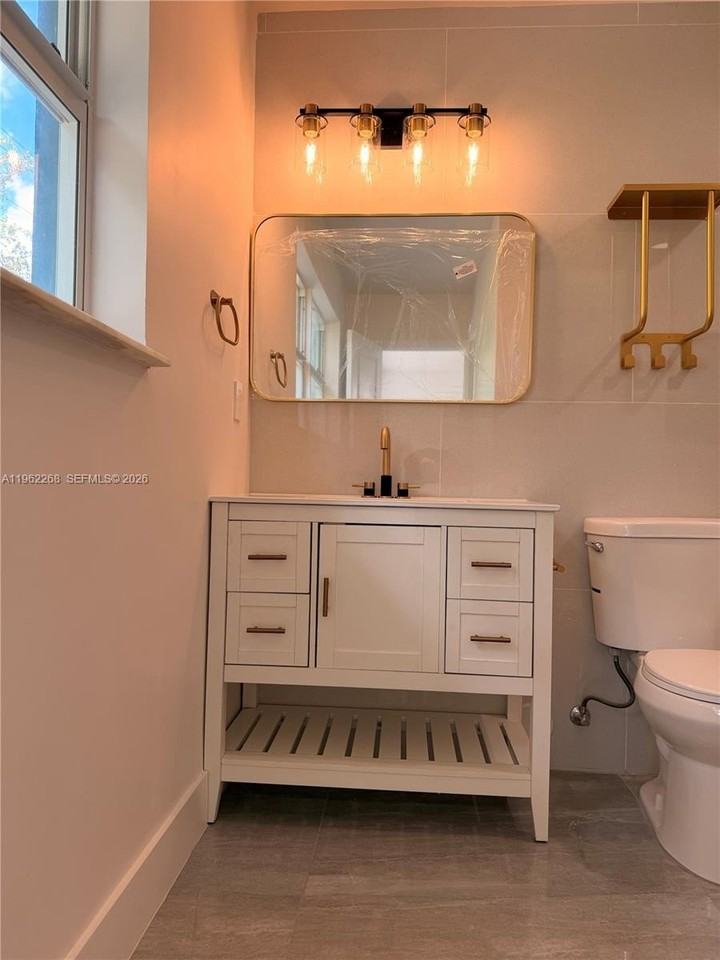 809 Nw 12th Ave - Photo 5 of 10