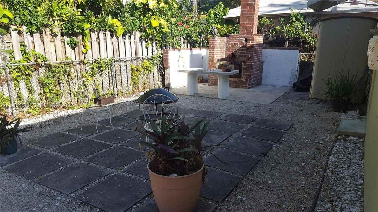 49 Ne 44th St - Photo 4 of 6