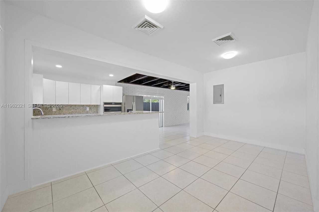 1811 Sw 18th Ave - Photo 6 of 25