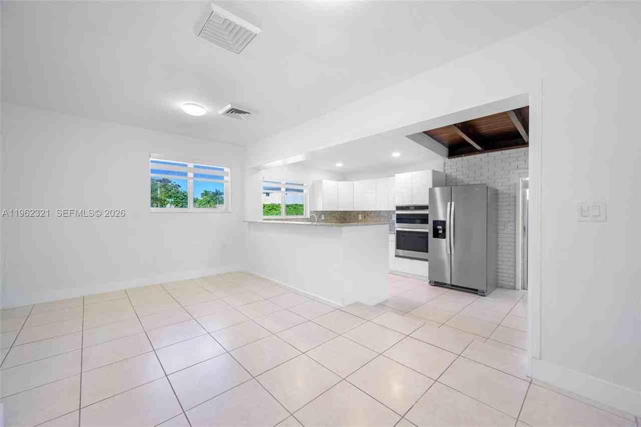 1811 Sw 18th Ave - Photo 7 of 25