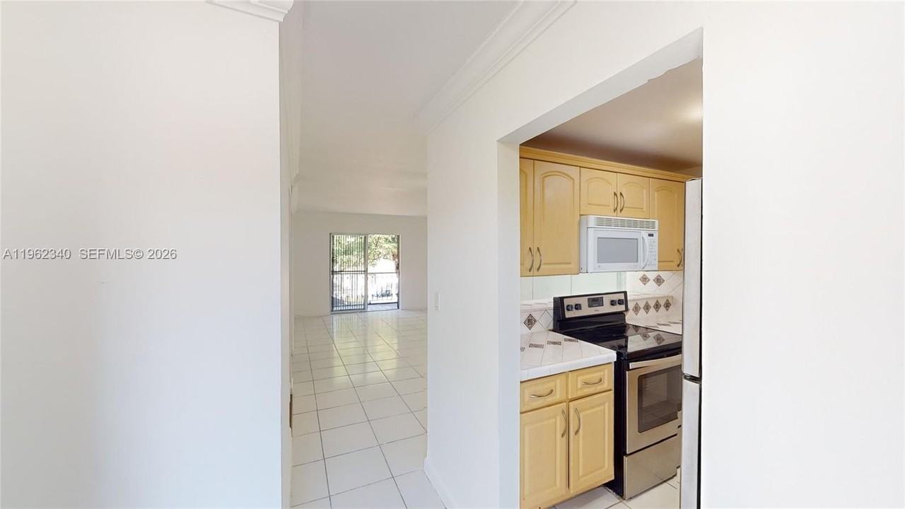 160 Sw 30th Ave #204A - Photo 2 of 13