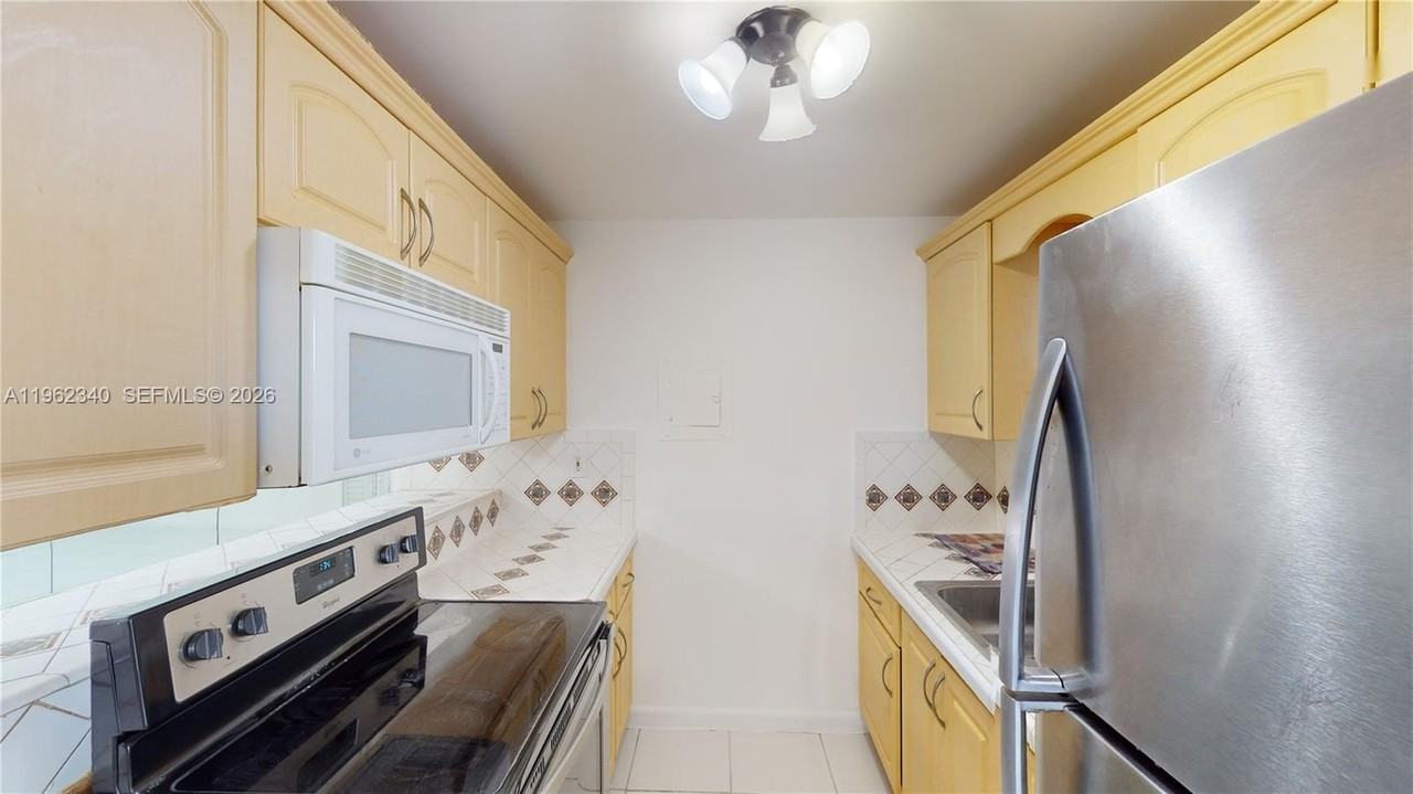 160 Sw 30th Ave #204A - Photo 3 of 13