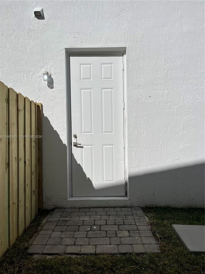 238 Ne 31st Ave - Photo 2 of 7