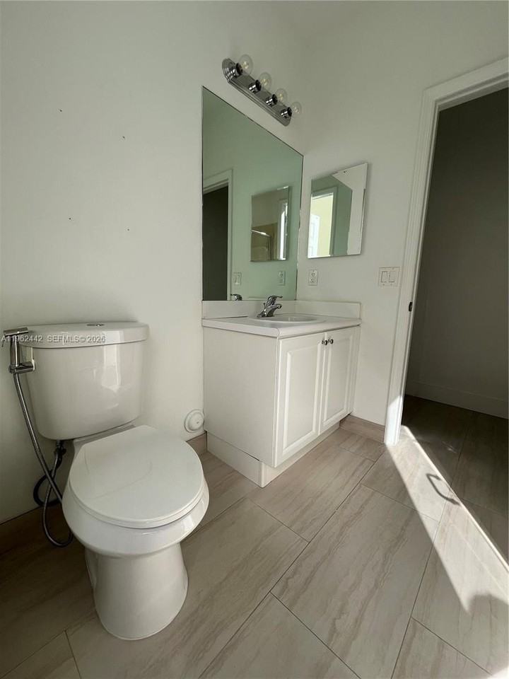 238 Ne 31st Ave - Photo 3 of 7