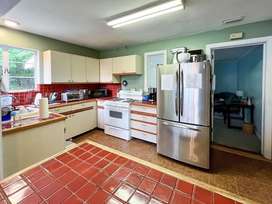 929 Nw 22nd St - Photo 4 of 18