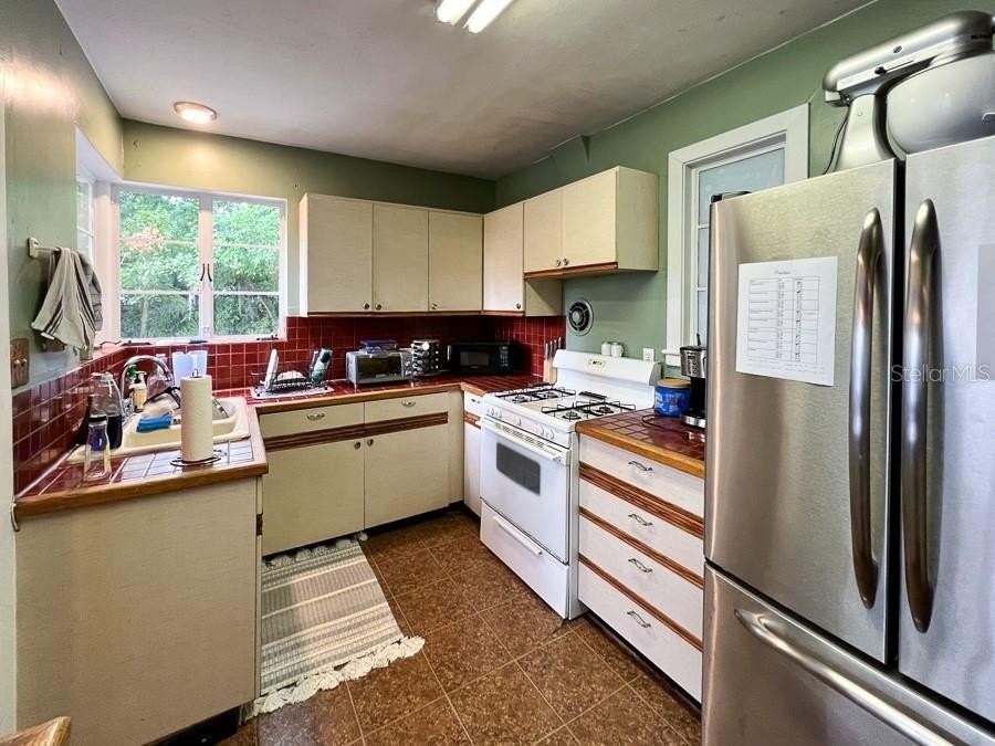 929 Nw 22nd St - Photo 6 of 18