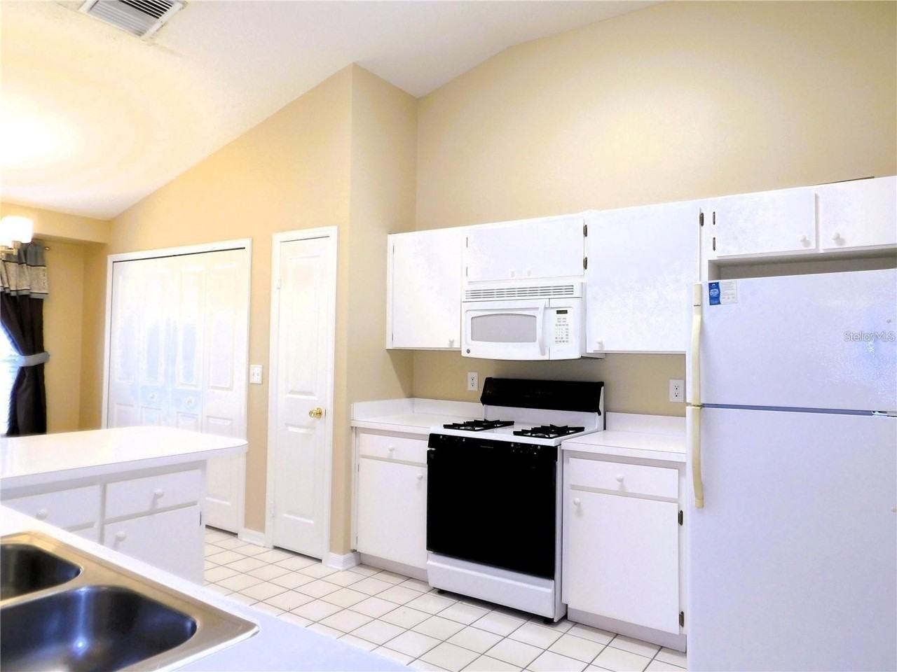 1802 Durkee Pl - Photo 4 of 16