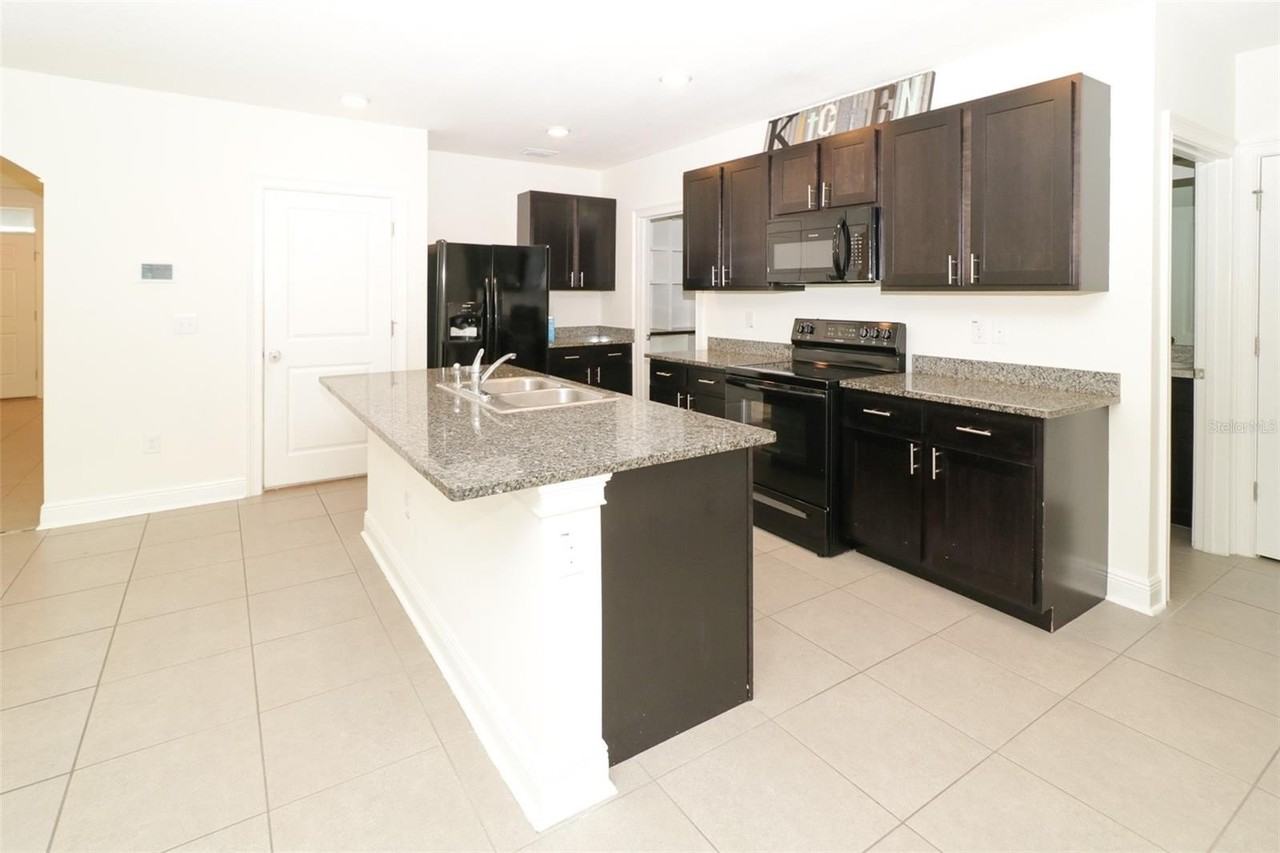 16200 Silent Sands Ln - Photo 3 of 39