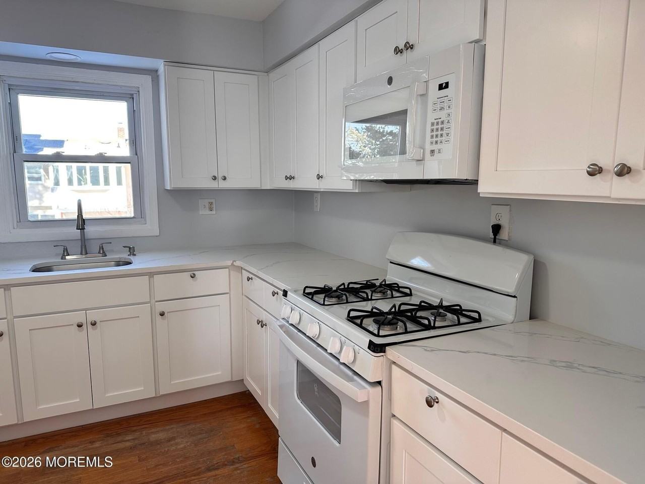 420 Mermaid Ave - Photo 3 of 15