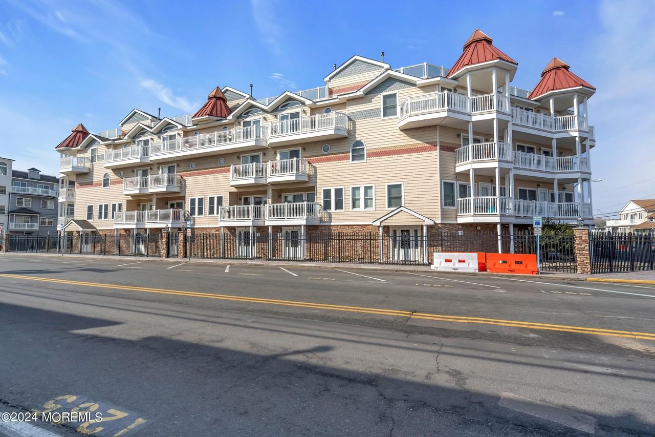 21 Blaine Ave Unit 11 #11 - Photo 6 of 50