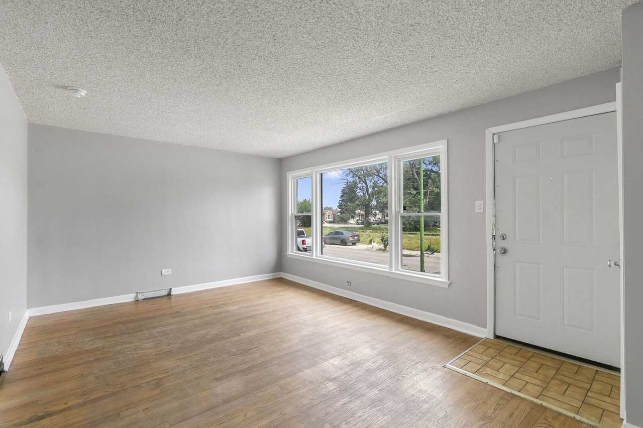 7216 S Central Park Ave - Photo 2 of 13