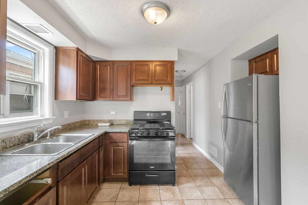 7216 S Central Park Ave - Photo 4 of 13