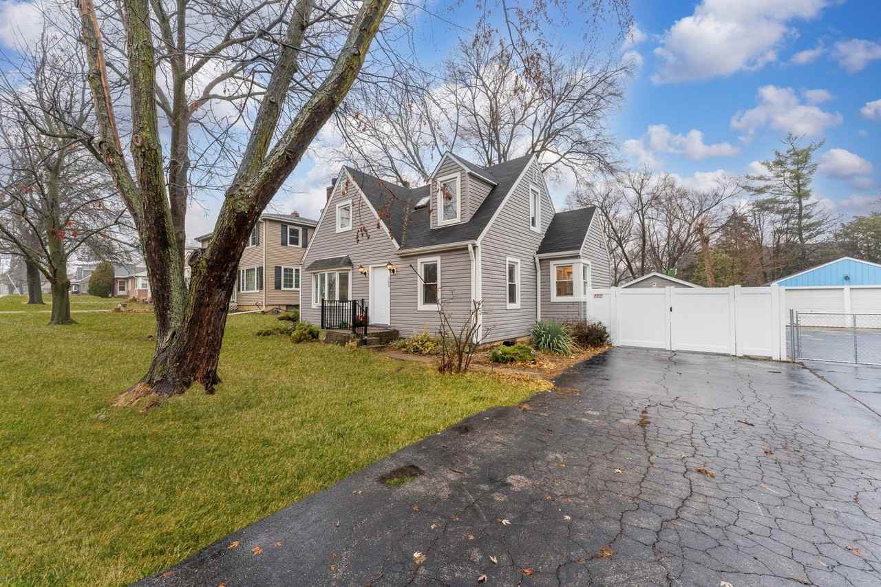 305 N Grace St - Photo 4 of 45