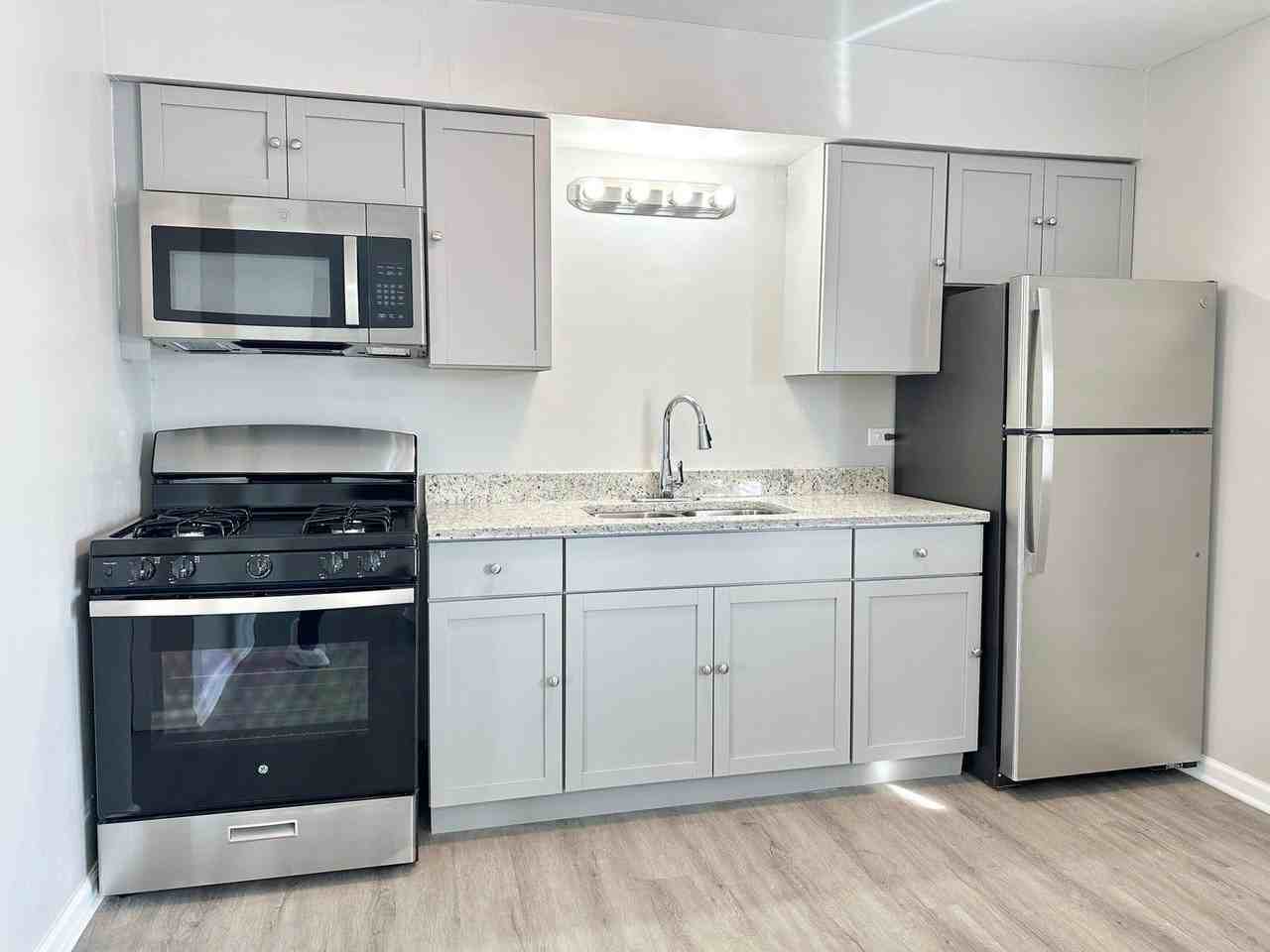 1721 E Roosevelt Rd Apt 1 #1 - Photo 3 of 21