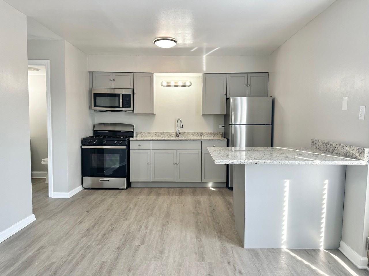 1721 E Roosevelt Rd Apt 1 #1 - Photo 5 of 21