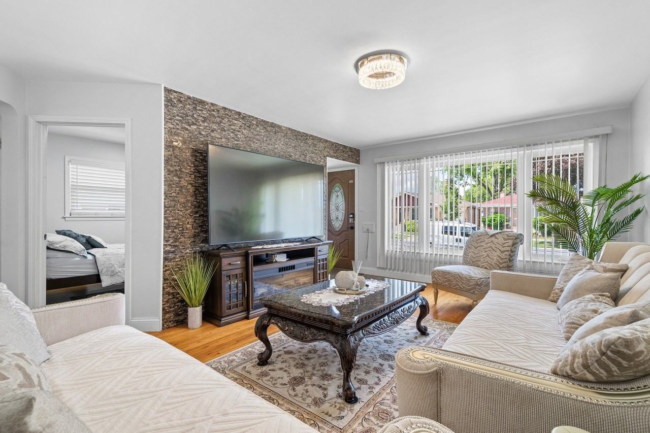 7625 W Strong St - Photo 2 of 24