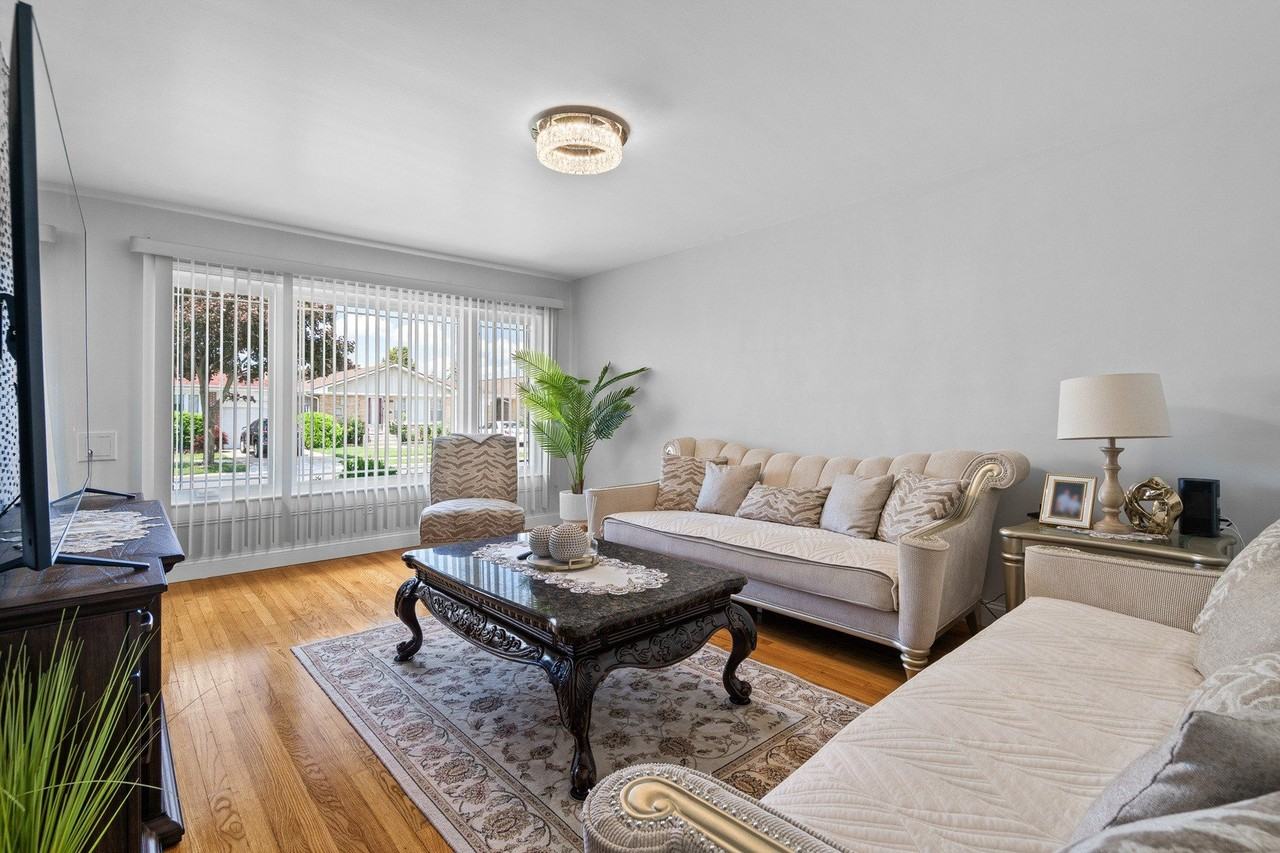 7625 W Strong St - Photo 3 of 24