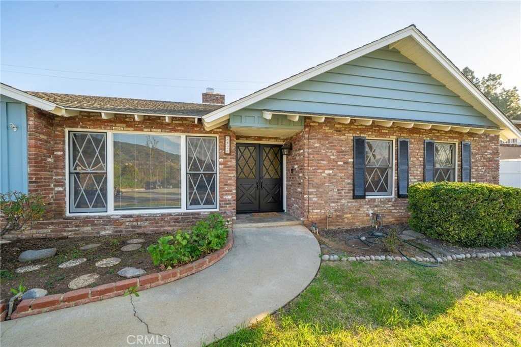 2426 W Valewood St - Photo 2 of 28