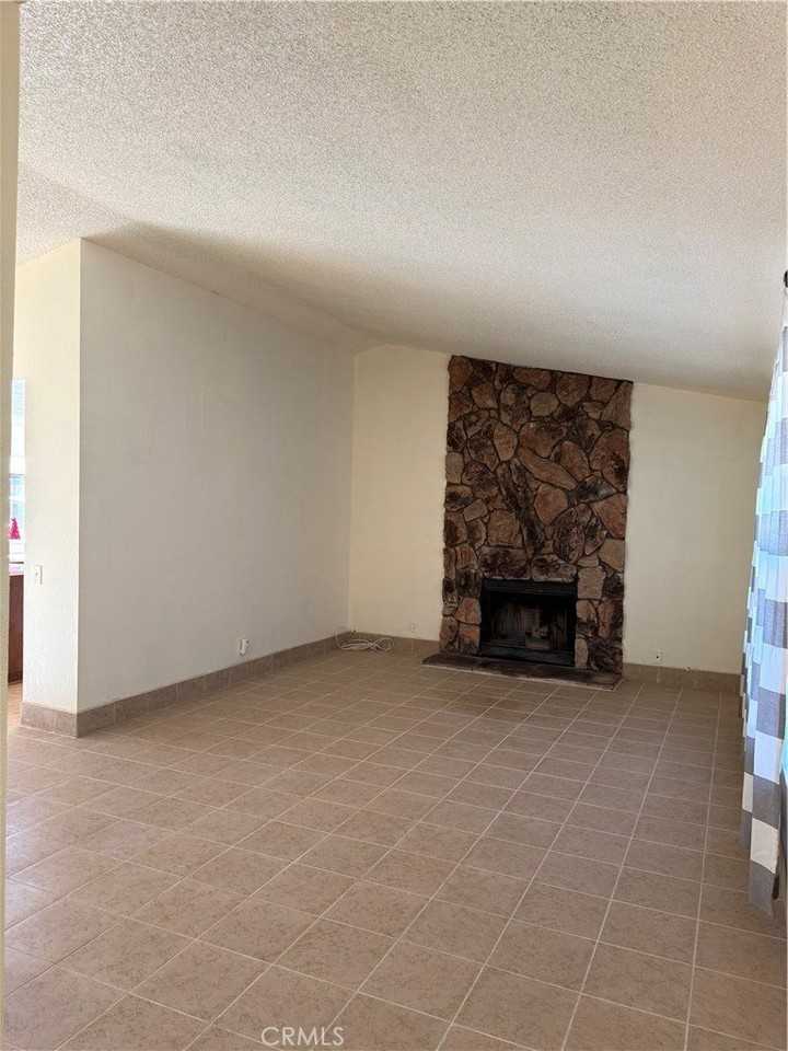 15171 Wildrose St - Photo 6 of 39