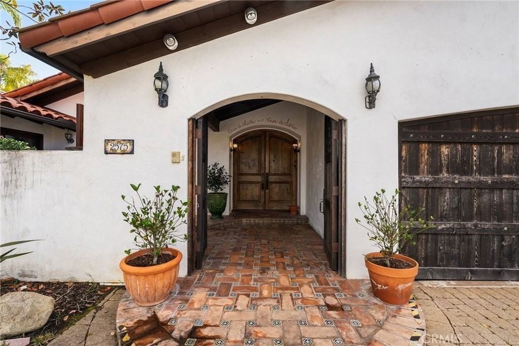 2575 Temple Hills Dr - Photo 4 of 36