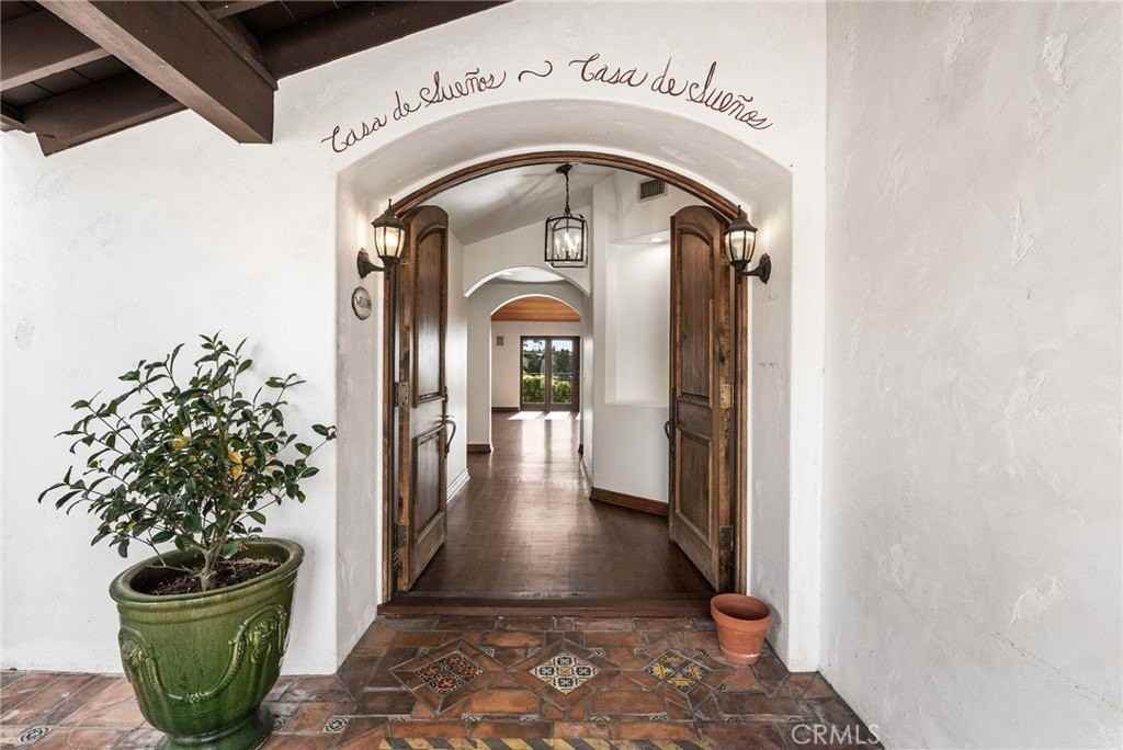 2575 Temple Hills Dr - Photo 5 of 36