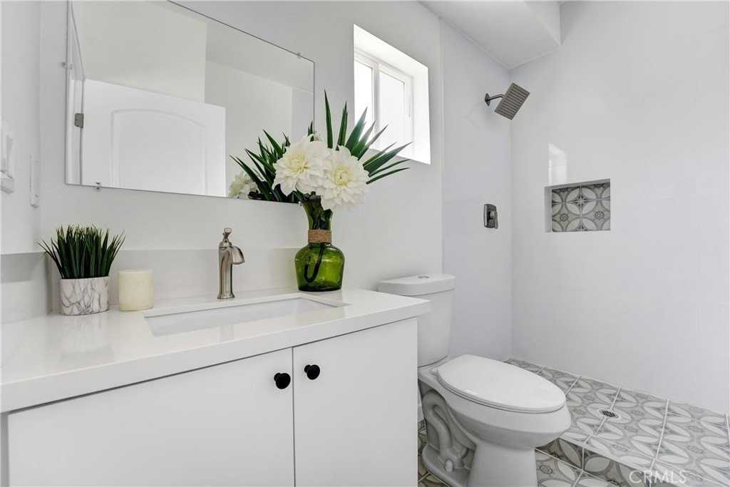 11960 Vanowen St - Photo 3 of 16