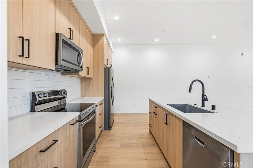 6554 Balboa Blvd - Photo 5 of 15