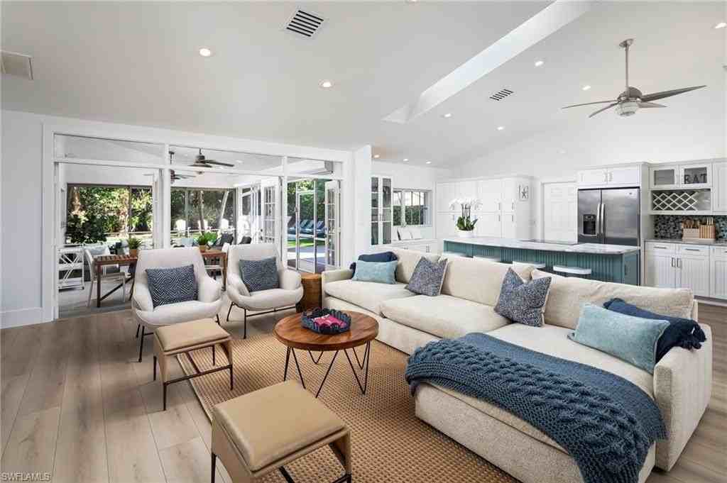 339 4th Ave N - Photo 5 of 48