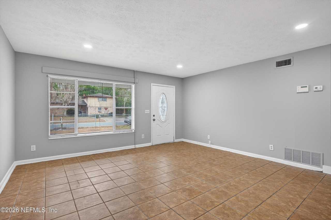 7815 Jaguar Dr - Photo 2 of 33