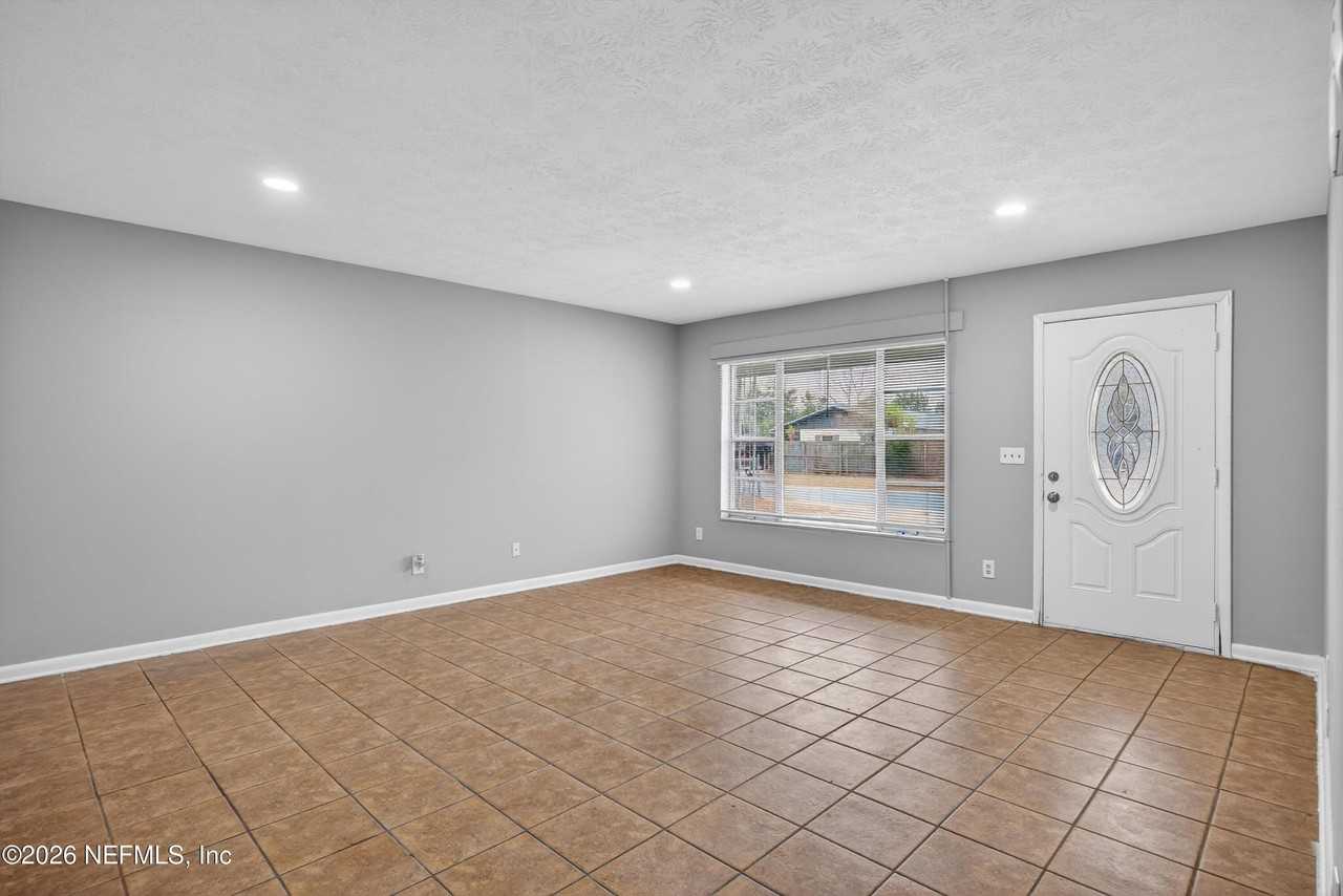 7815 Jaguar Dr - Photo 4 of 33