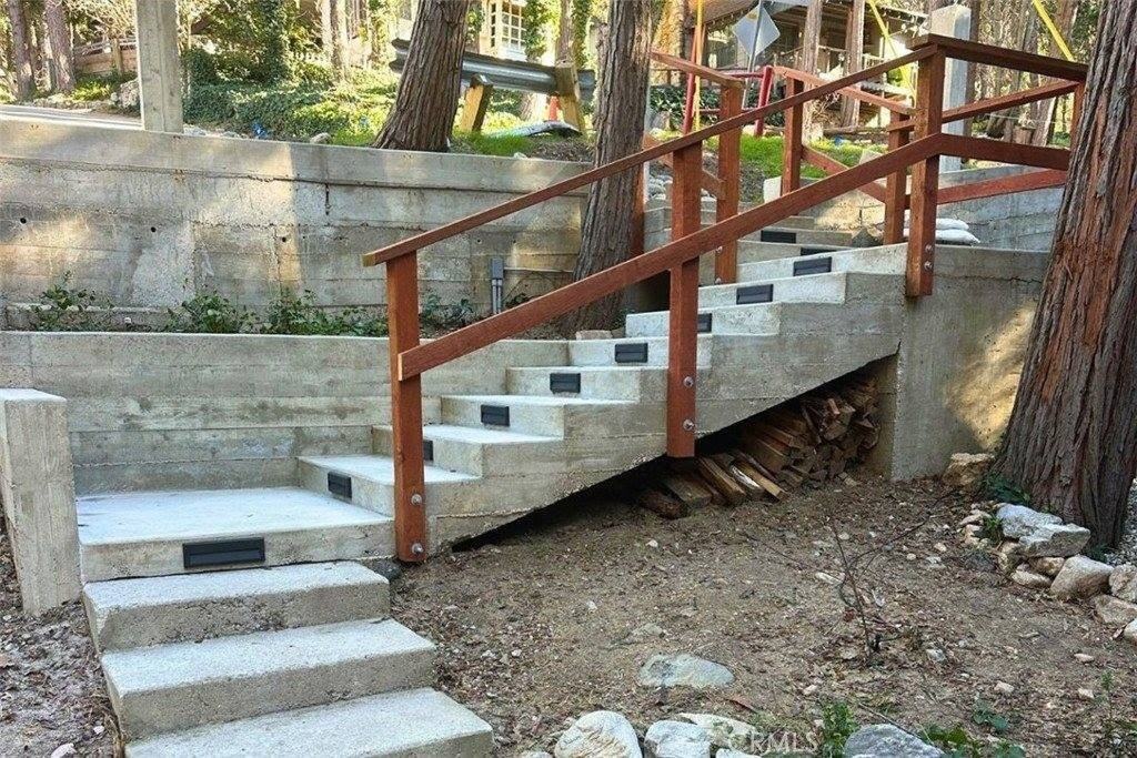 476 Redwood Dr - Photo 2 of 22