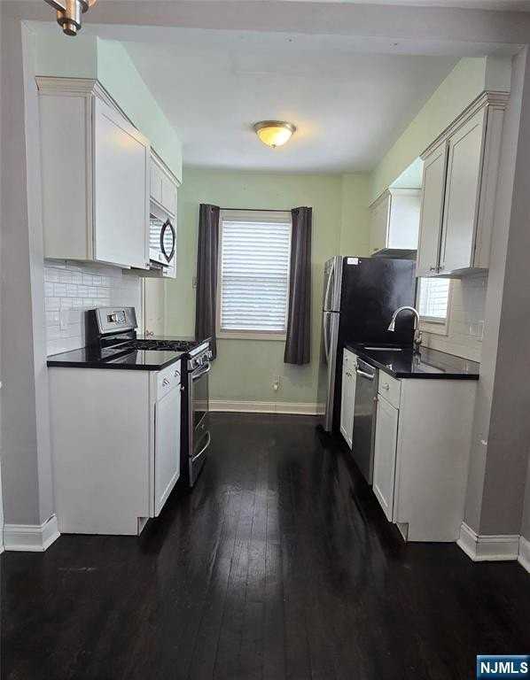 48 Freeman Pl - Photo 3 of 20