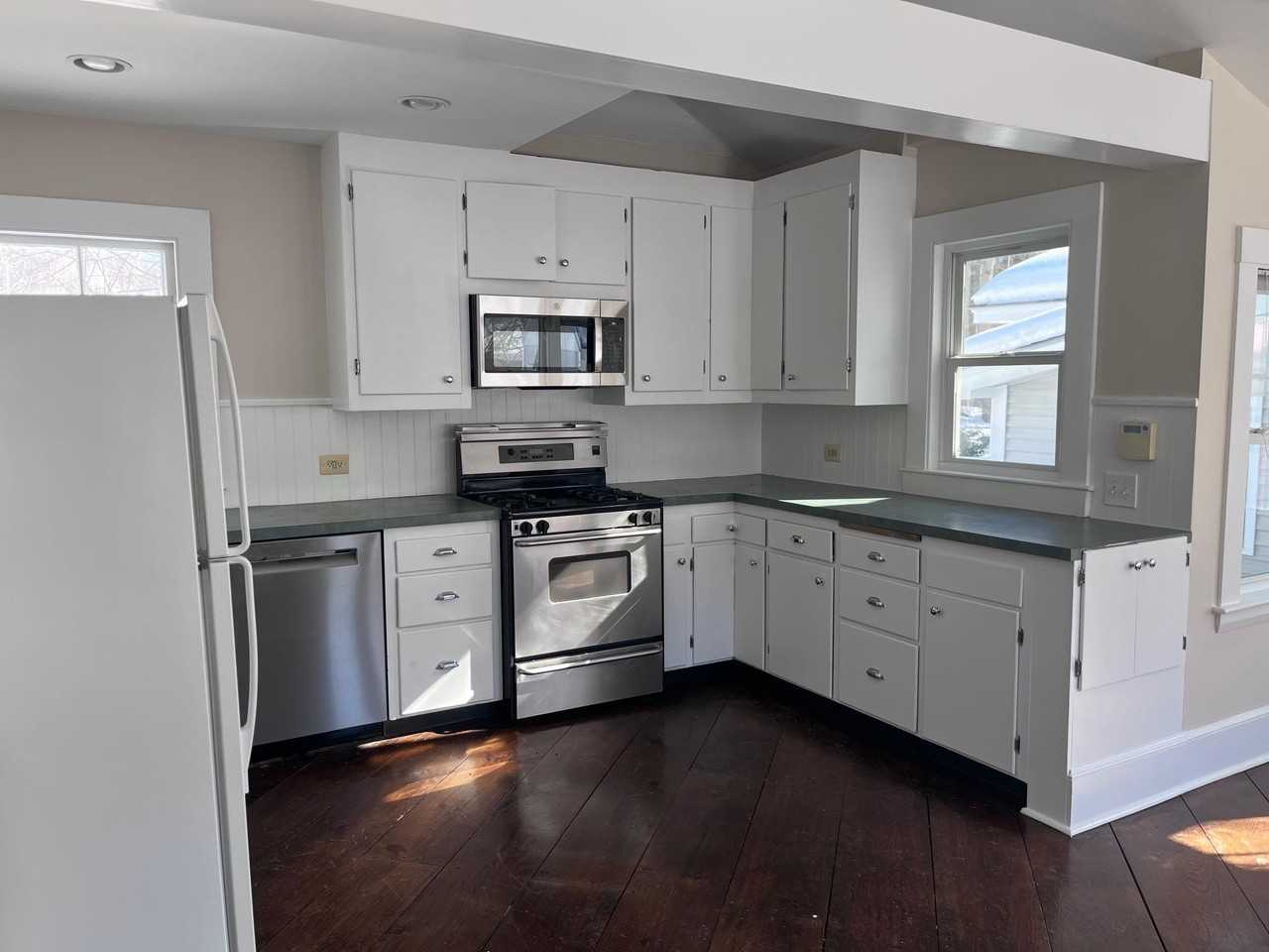 380 Sagamore Rd - Photo 3 of 15