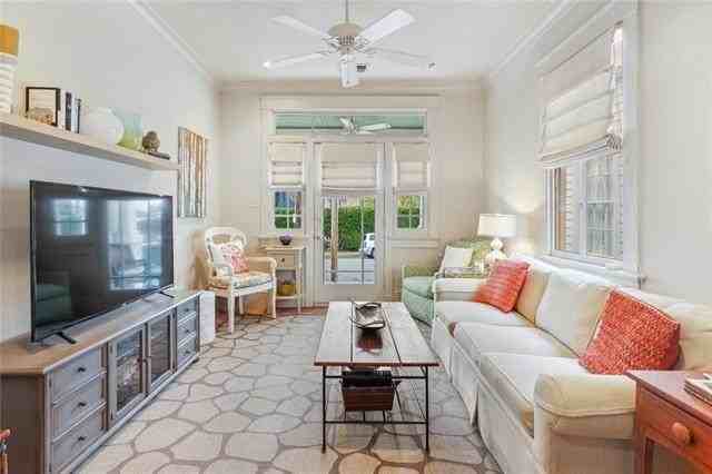 5364 Laurel St - Photo 3 of 12