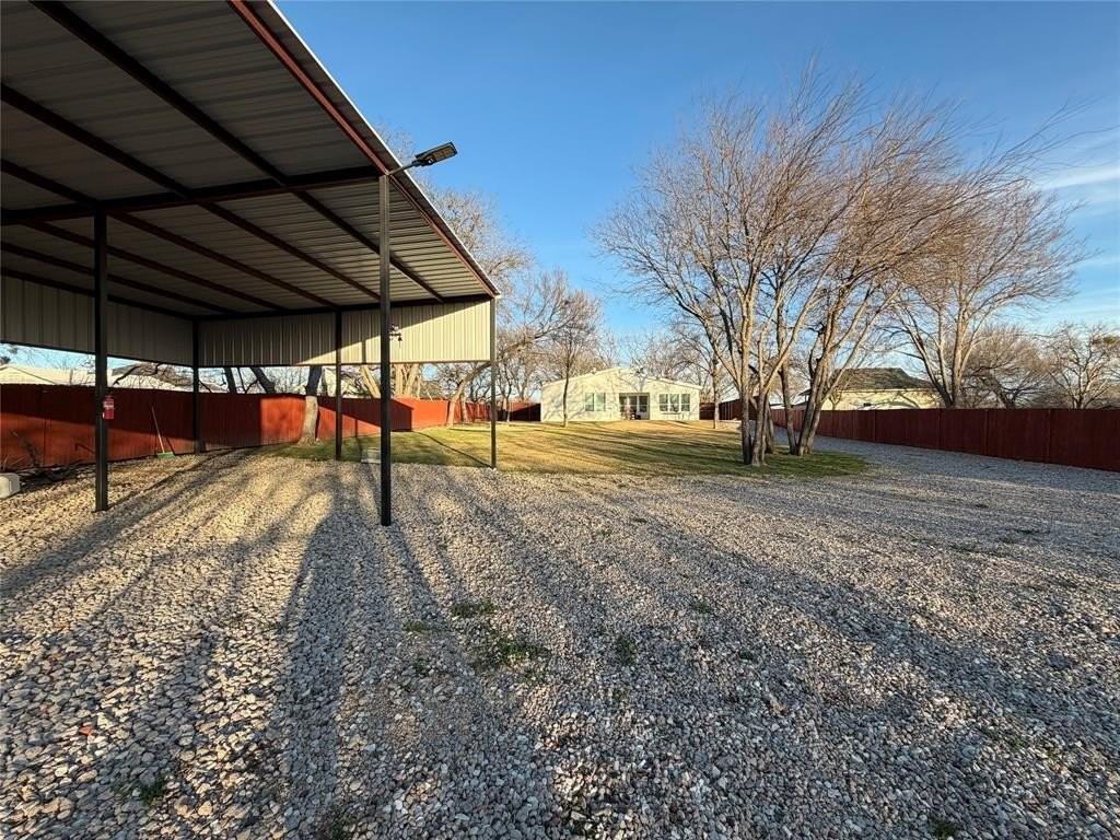 928 Noah St - Photo 4 of 19