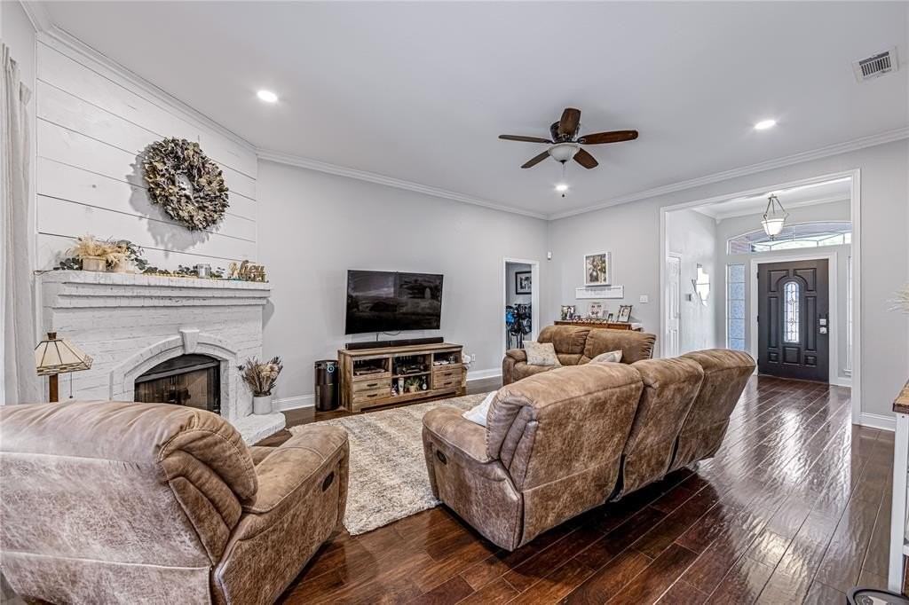 1534 Wayside Dr - Photo 4 of 19