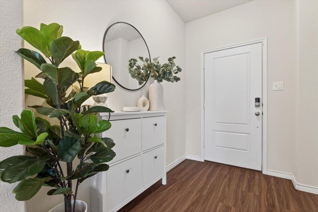 1005 Berry St - Photo 4 of 34