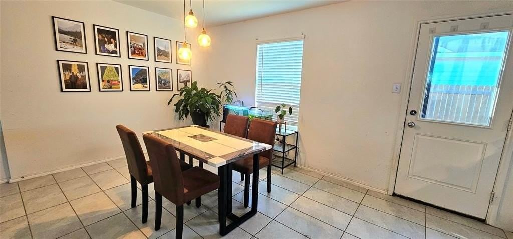 2704 Slatewood Dr - Photo 2 of 9