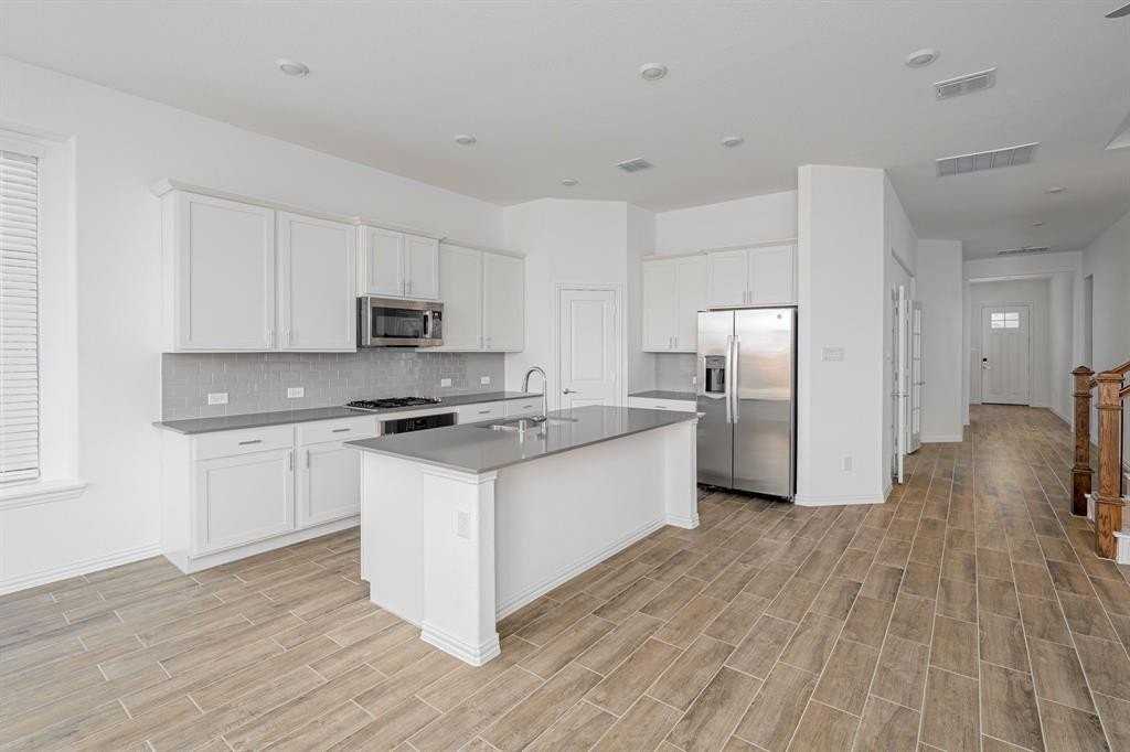 3108 Cottonwood Ln - Photo 2 of 17