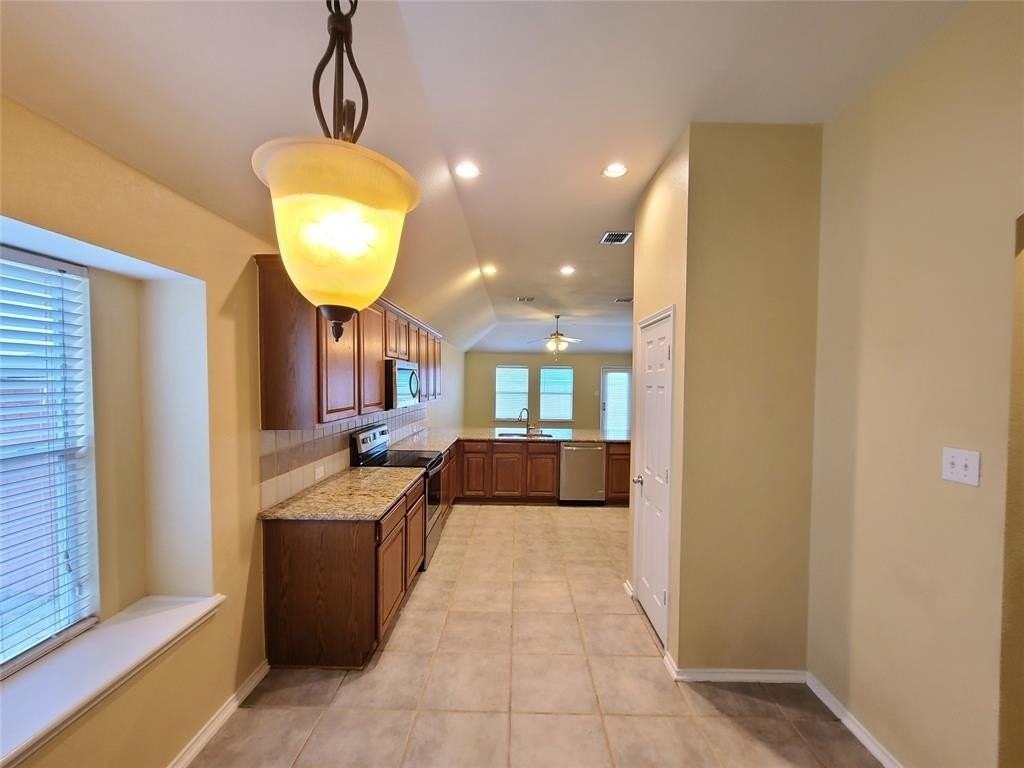 1017 Pebblecreek Dr - Photo 7 of 40