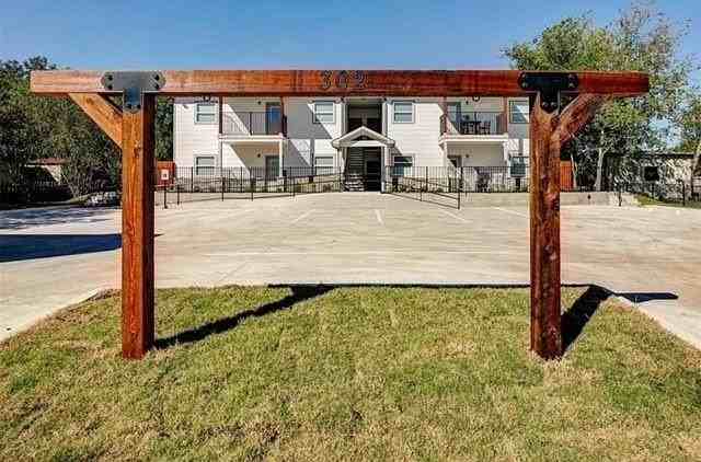 302 Mill St - Photo 2 of 25