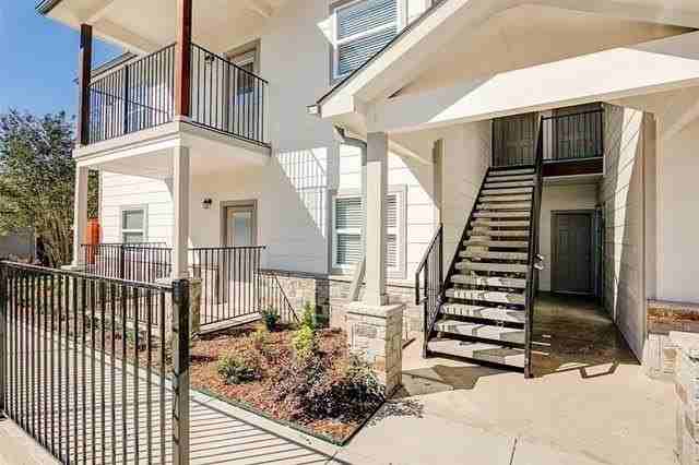 302 Mill St - Photo 3 of 25