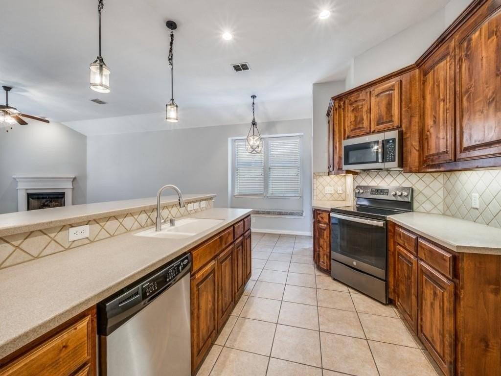 805 Lake Worth Trl - Photo 4 of 13