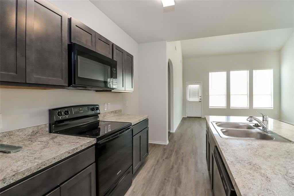 8304 Runner Oak Ln - Photo 4 of 19