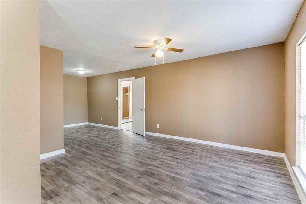 2202 Busch Dr - Photo 4 of 25