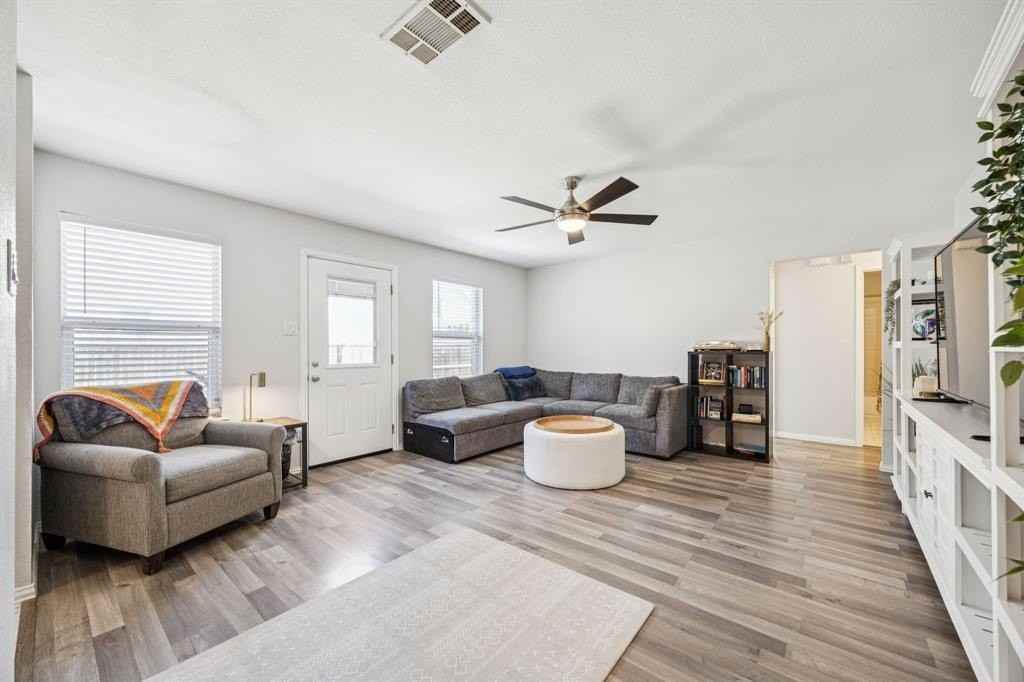 3810 Wolf Creek Ln - Photo 4 of 12