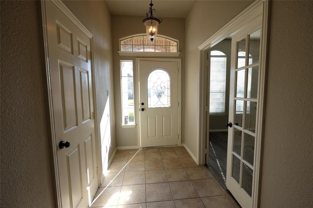 3102 Charles Ct - Photo 3 of 20