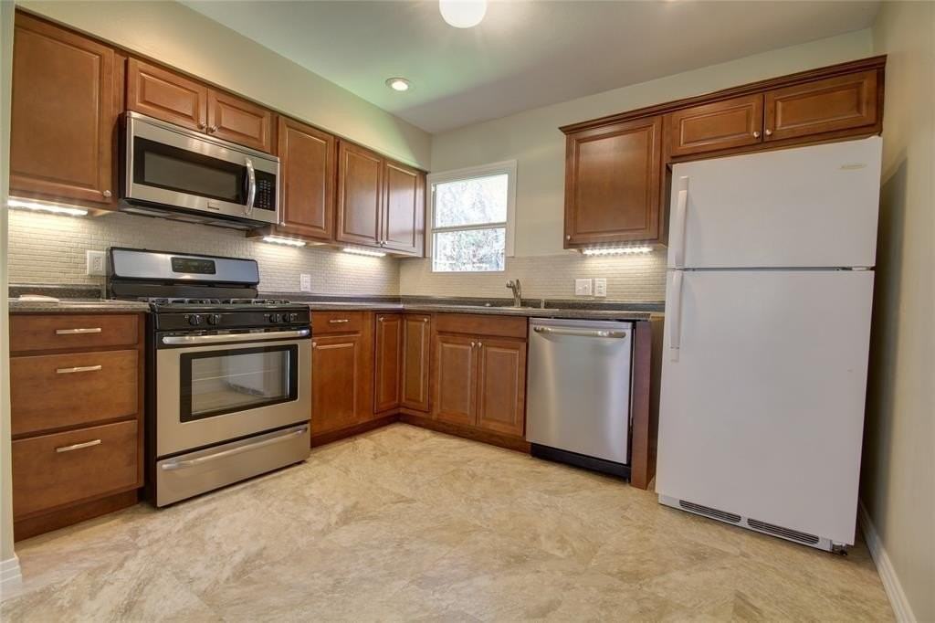 505 Roberts St - Photo 4 of 9