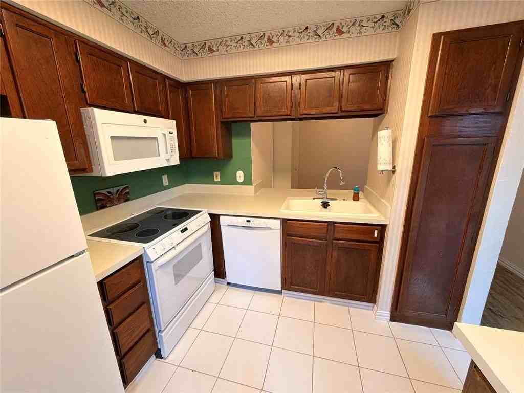 2327 Torrington Dr #C - Photo 4 of 16